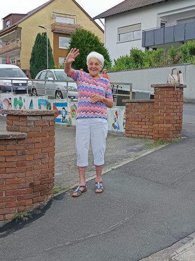 Fröhliche Mitglieder am Straßenrand